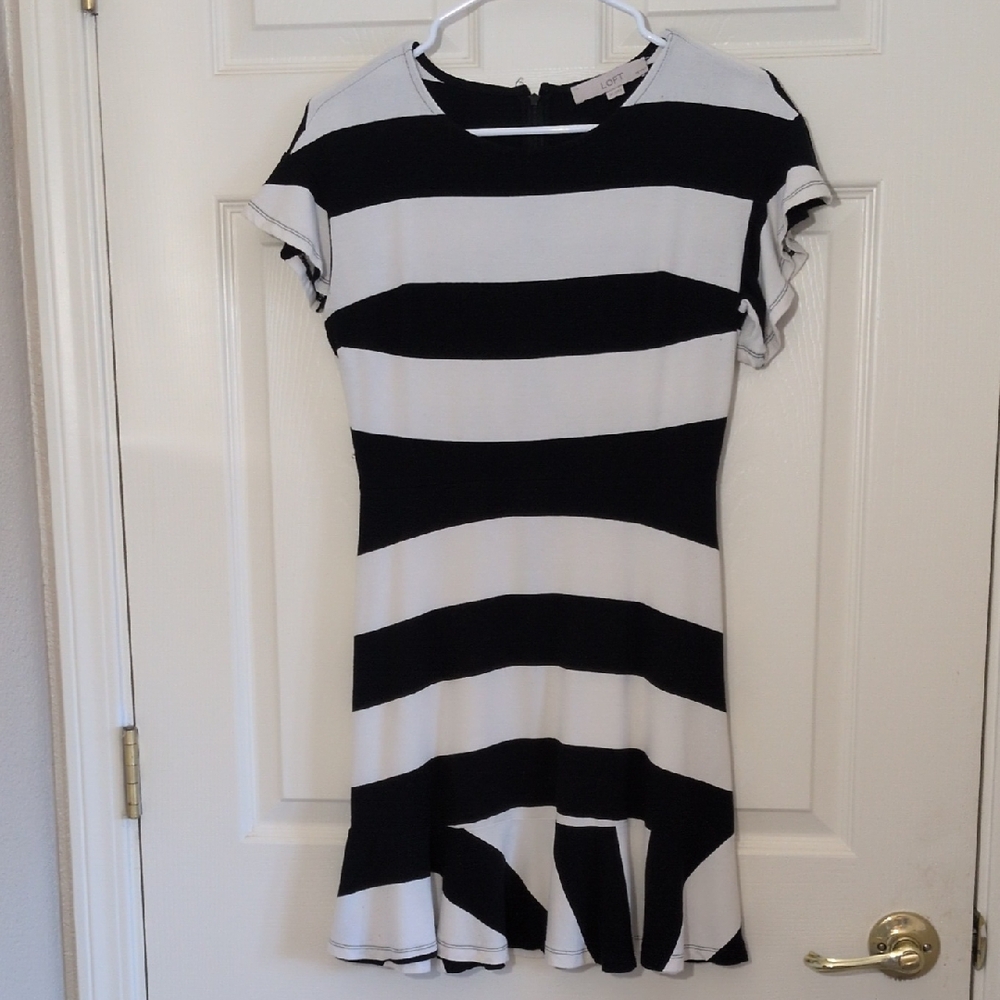 💲⬇️LOFT White/Black Striped Dress With Cute Bottom Flare